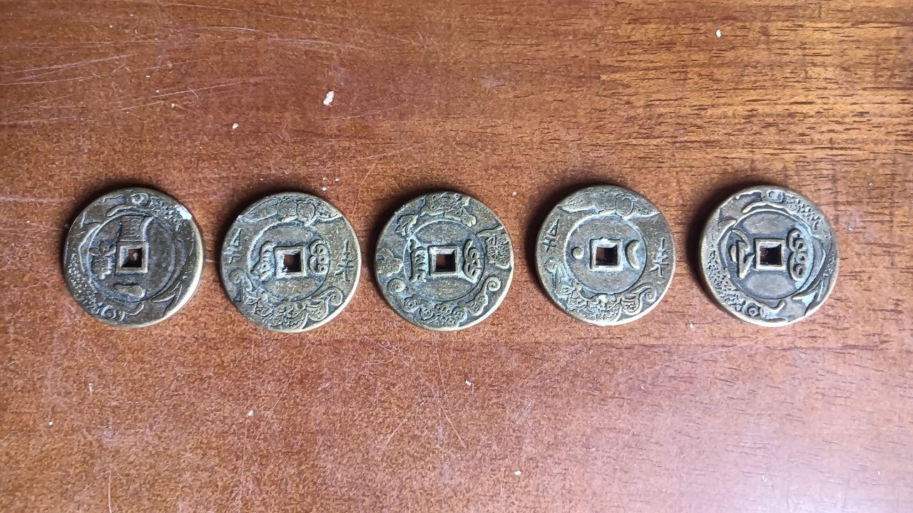 五枚中国传统制钱